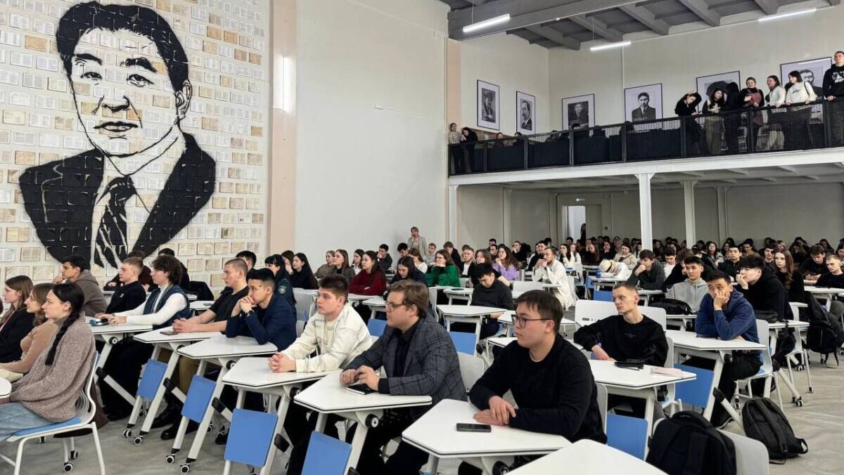 СҚО-да погон таққан әлем чемпиондары студенттермен кездесті