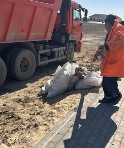 Қызылтөбе  ауылдық  округі  аумағында  санитарлық  тазарту жұмыстары  жүргізілуде.  📍Қызылтөбе ауылдық округі әкімі аппаратының баспасөз қызметі.