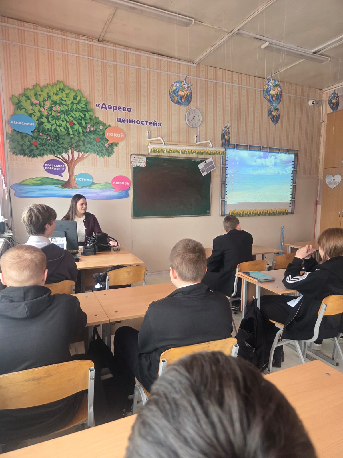 Мектеп оқушыларымен кездесу