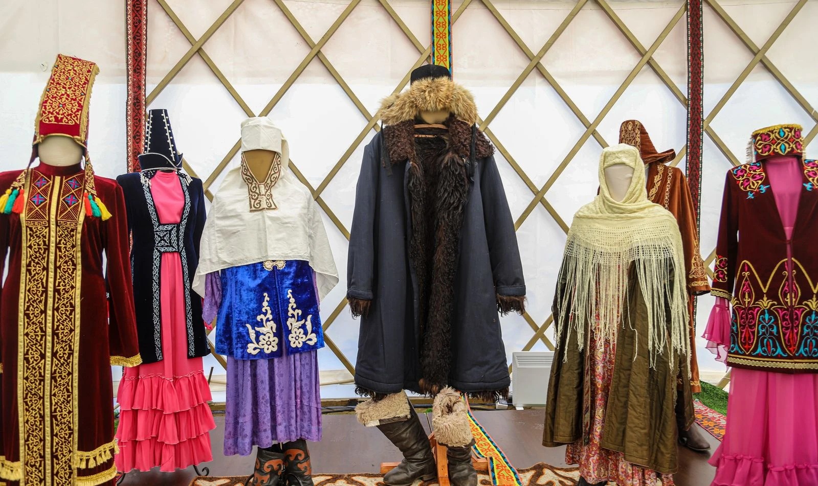 Өскеменде ұлттық киімдер көрсетілімі өтеді