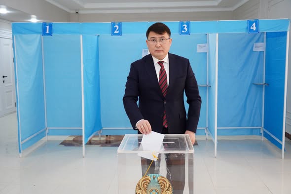 ҚАЗЫҒҰРТ АУДАНЫНЫҢ ӘКІМІ АЗИЗХАН ИСМАИЛОВ РЕФЕРЕНДУМДА ДАУЫС БЕРДІ