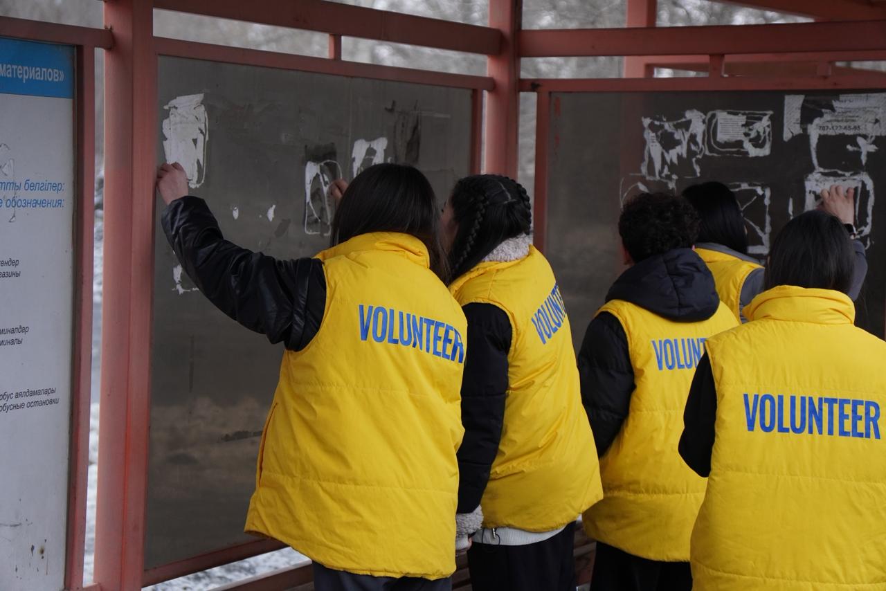 Өскемен жастары қаланы заңсыз жарнамадан тазарту акциясына шықты