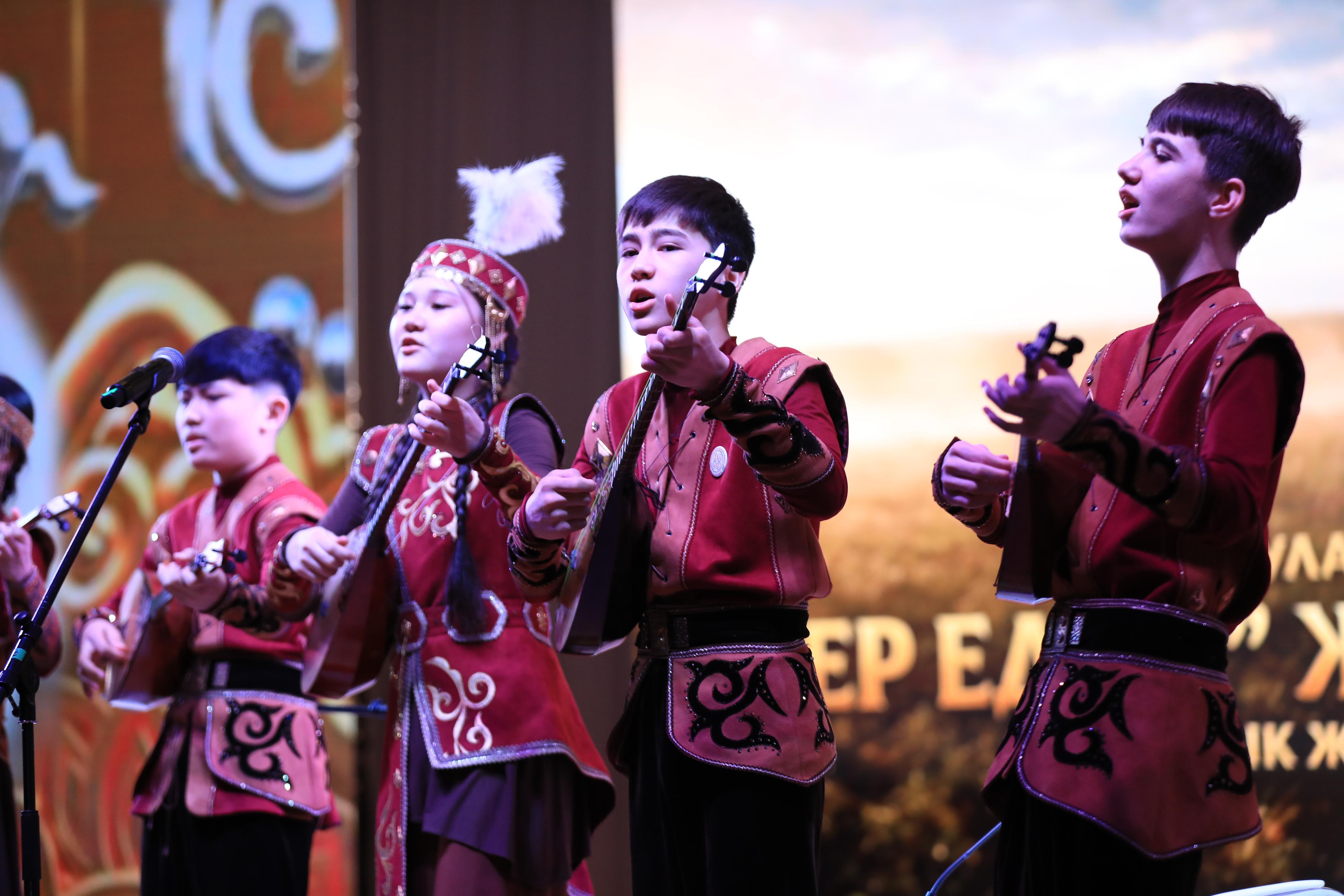 Ақтөбеде жас жыршылар тәулік бойы батырлар дастанын жырлайды