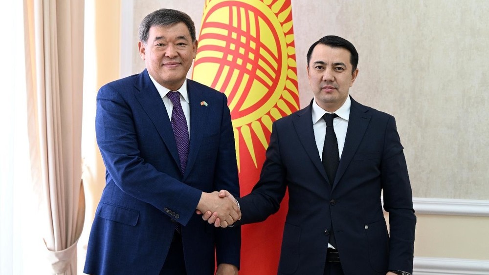 Қырғыз Республикасы Жогорку Кенешінде Қазақстан Республикасының Қырғыз Республикасындағы Төтенше және Өкілетті Елшісі Рәпіл Жошыбаевтың Қырғыз Республикасы Жогорку Кенешінің Төрағасы Марлен Маматалиевпен кездесуі өтті.