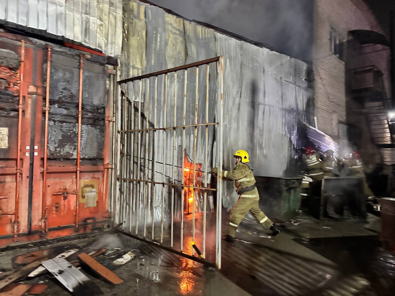 Таразда қоймадағы өрт жедел түрде сөндірілді