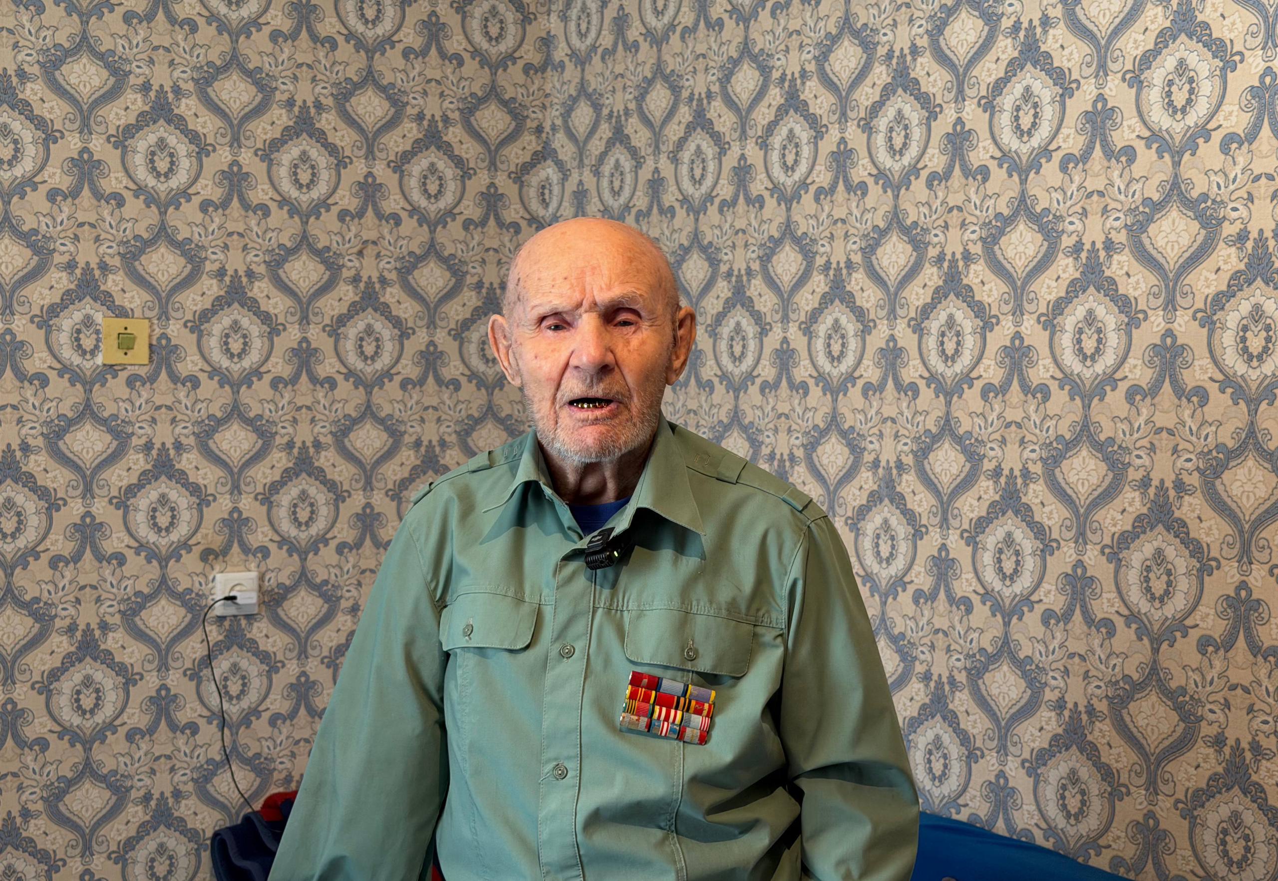 Бейбіт болашақ үшін: Маңғыстауда Ұлы Отан соғысының ардагері үйінде дауыс берді