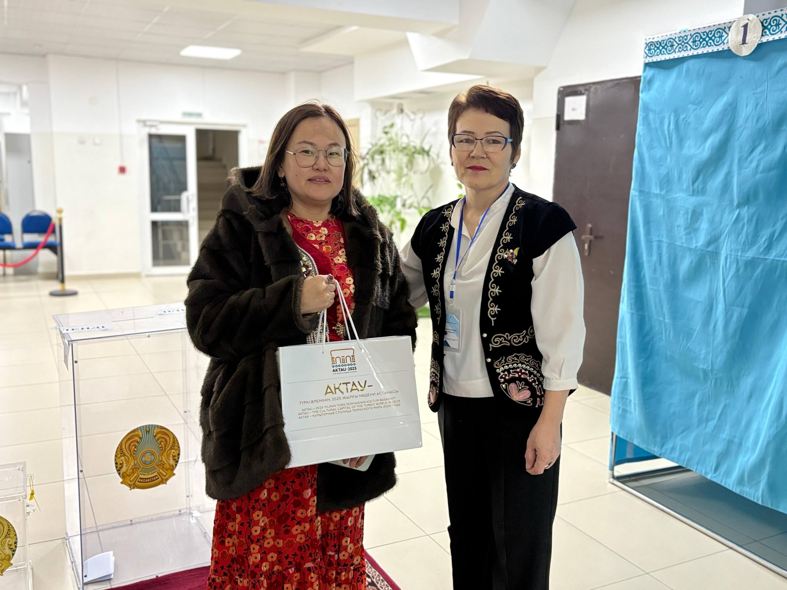 Ақтаудағы сайлау учаскесіне алғаш болып келгендерге арнайы сыйлықтар табысталды