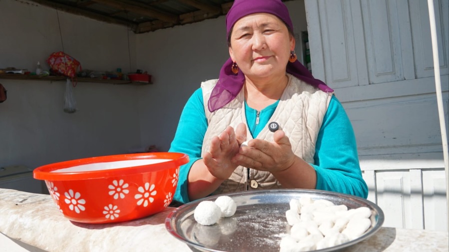 КЕЛЕС: СОБИРАЕТ МОЛОКО В ТРЕХ СЕЛАХ И ЗАРАБАТЫВАЕТ