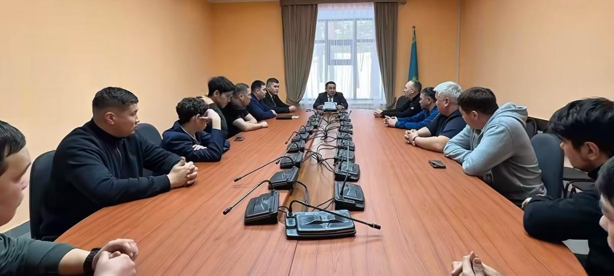 Аудан әкімі Ә. Құрманғожин Ақмола облысының чемпиондары атанған ауданның футболдан құрама командасының мүшелерімен кездесті