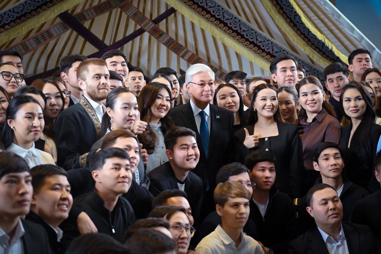 Президент Референдум барысында белсенді жұмыс жасаған жастармен кездесті