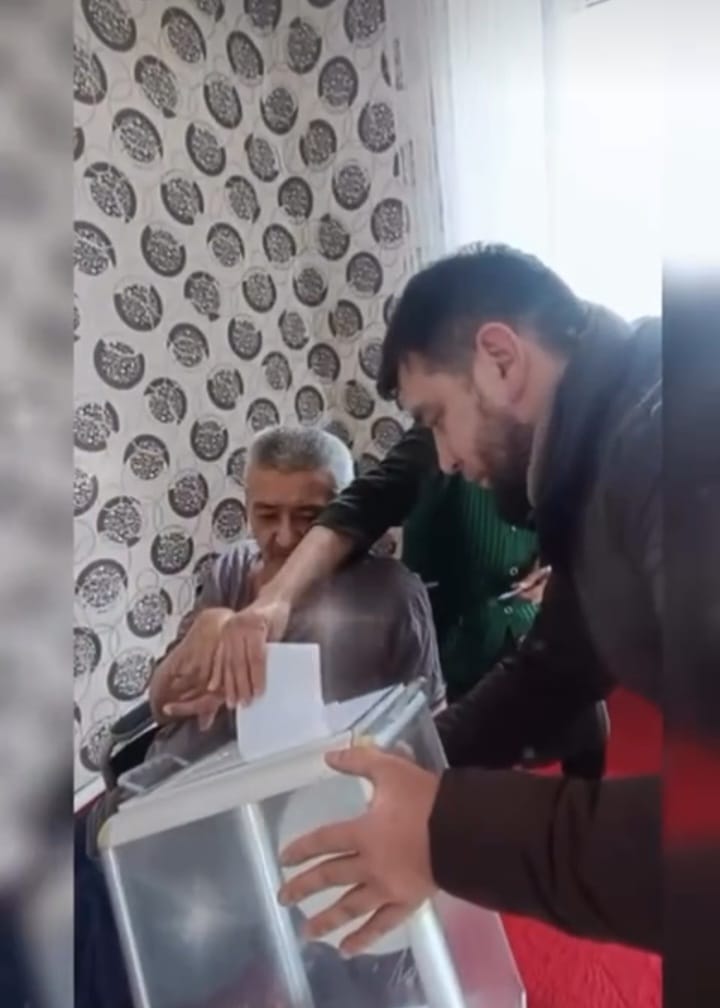 Референдум учаскесінде үйден дауыс берушілерге бару ұйымдастырылды.