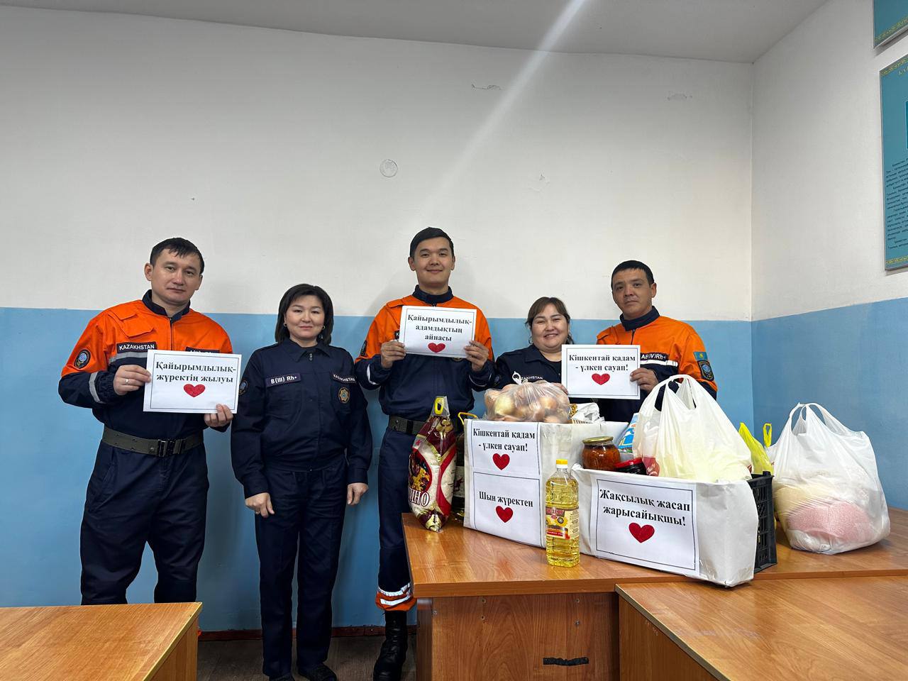 Қайырымдылық күніне орай құтқарушылар мұқтаж отбасыға көмек көрсетті