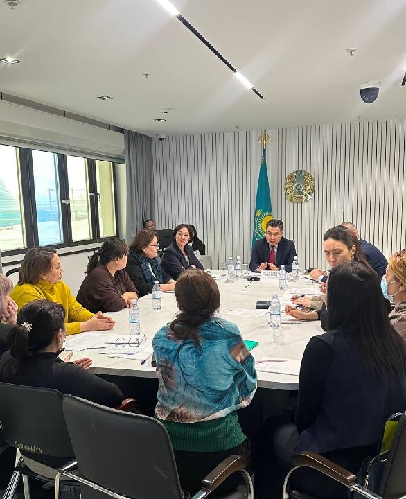 Асқарбек Ертаев ерекше балалардың ата-аналарымен инватакси қызметтері мәселелері бойынша кездесу өткізді