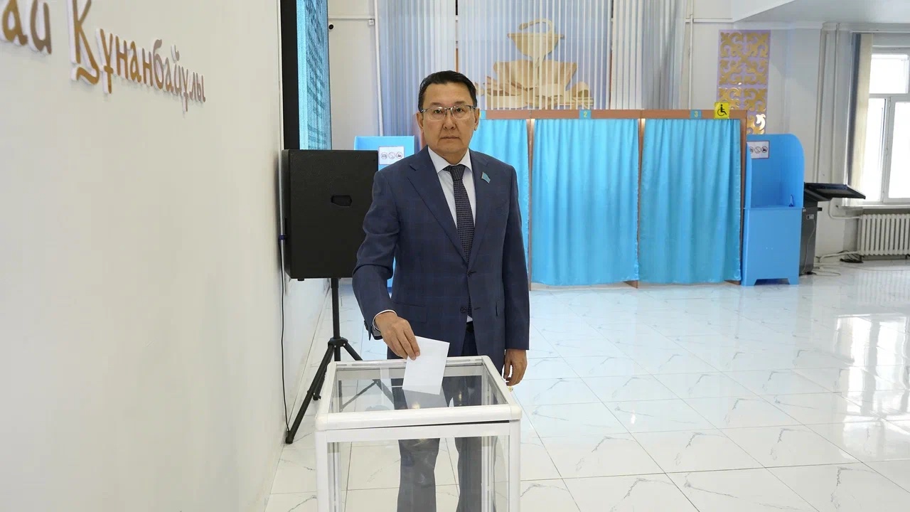 Абай облысы мәслихатының төрағасы референдумда дауыс берді