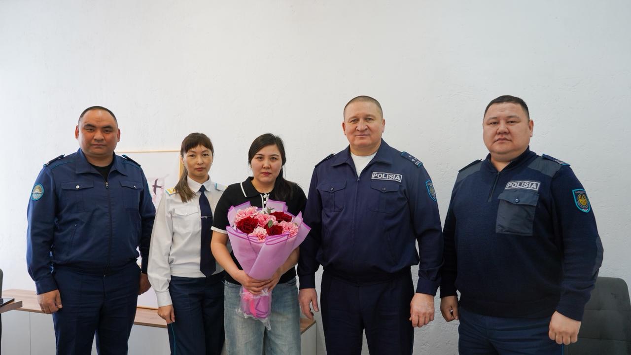 Өскеменде полицейлер қаза тапқан әріптесінің отбасын құттықтады