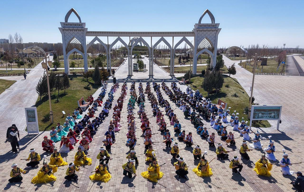 ТҮРКІСТАНДА 500-ДЕН АСТАМ ЖАС ДОМБЫРАШЫ БІР МЕЗЕТТЕ КҮЙ ТАРТТЫ