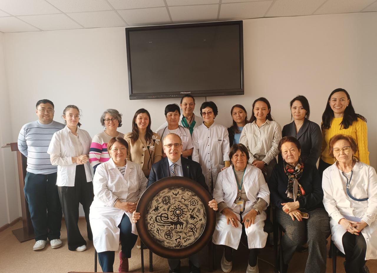 АҚШ-ТЫҢ ЖЕТЕКШІ МАМАНЫ №2 БҚКА БАЗАСЫНДА СИРЕК КЕЗДЕСЕТІН АУРУЛАРЫ БАР БАЛАЛАРҒА КЕҢЕС ЖҮРГІЗДІ