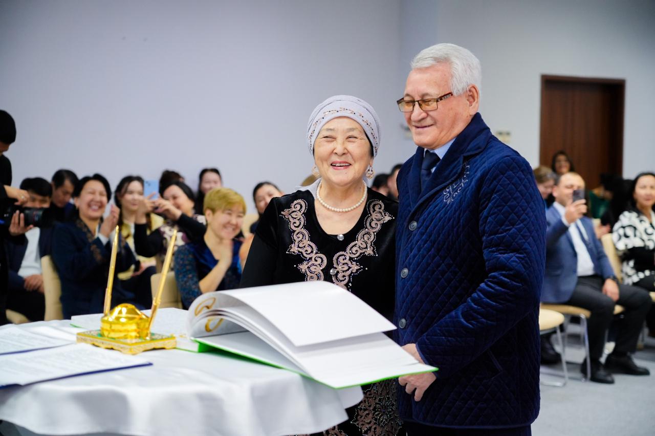 «Отбасы ұлт қазынасы»: Астанада жастар Шаңырақ күні неке қиды