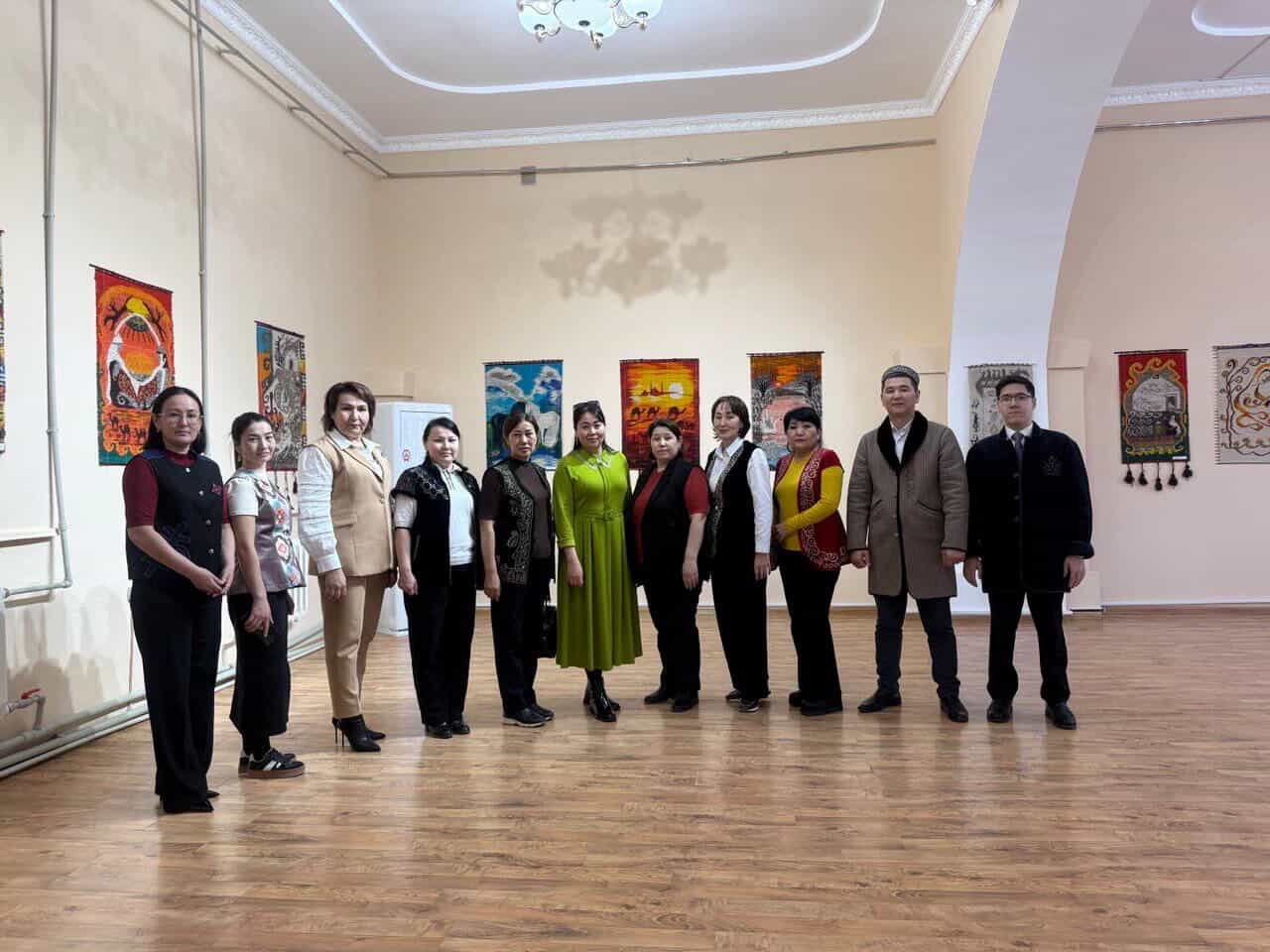 В честь 16 марта — Дня культуры и национальных традиций коллектив департамента посетил художественную галерею имени С. Айтбаева и ознакомился с произведениями национального прикладного искусства