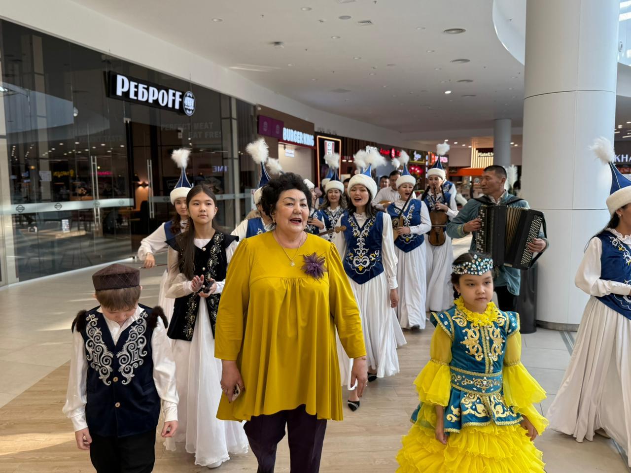 Мәдениет және ұлттық салт-дәстүр күніне орай Ұлан аудандық музыка мектебінің өнерпаздары Maxi mall сауда кешенінде шеру ұйымдастырып, халық әндерін әуелете шырқады.