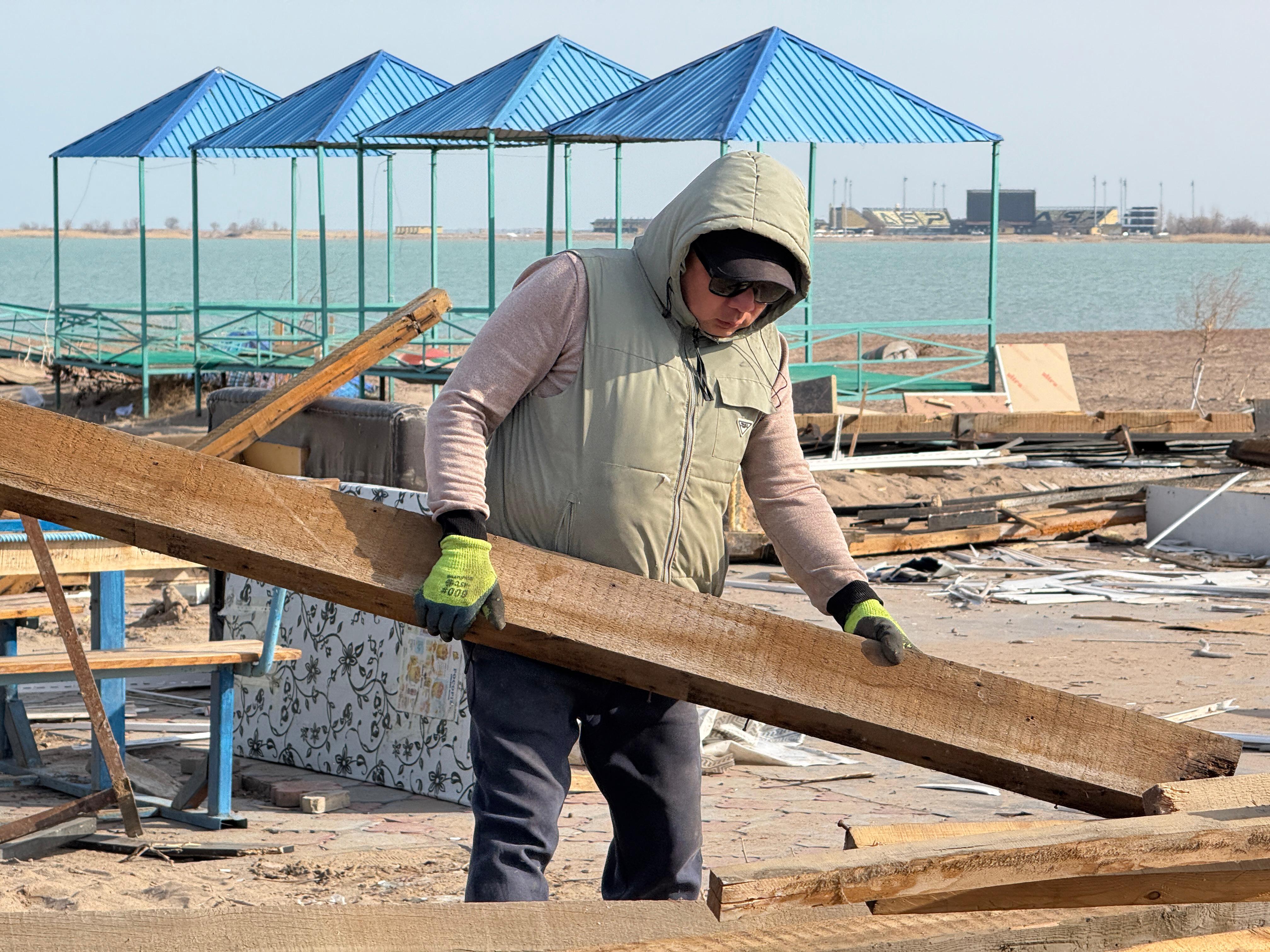 Новый облик побережья: в Конаеве начали реконструкцию пляжей №6 и №7