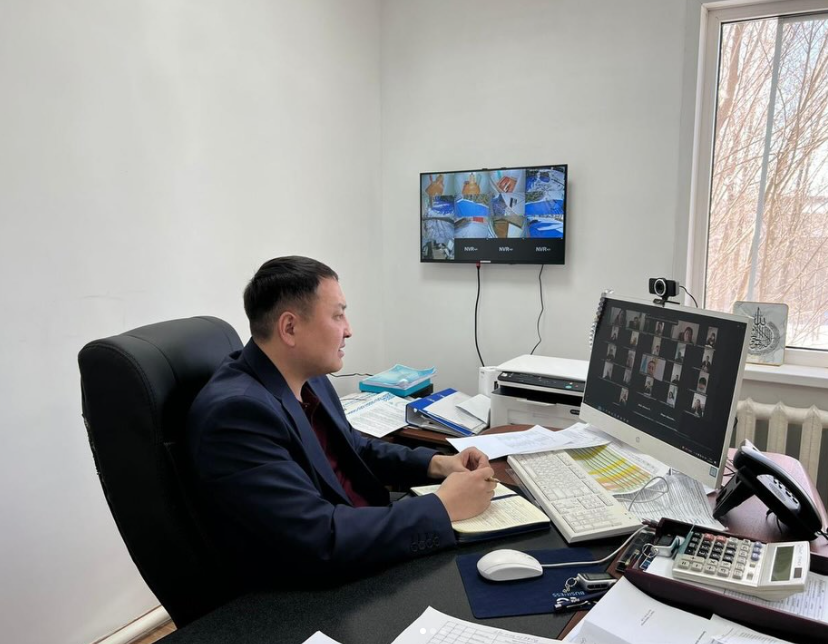 Білім бөлімінің басшысы мектеп директорларымен онлайн жиналыс өткізді