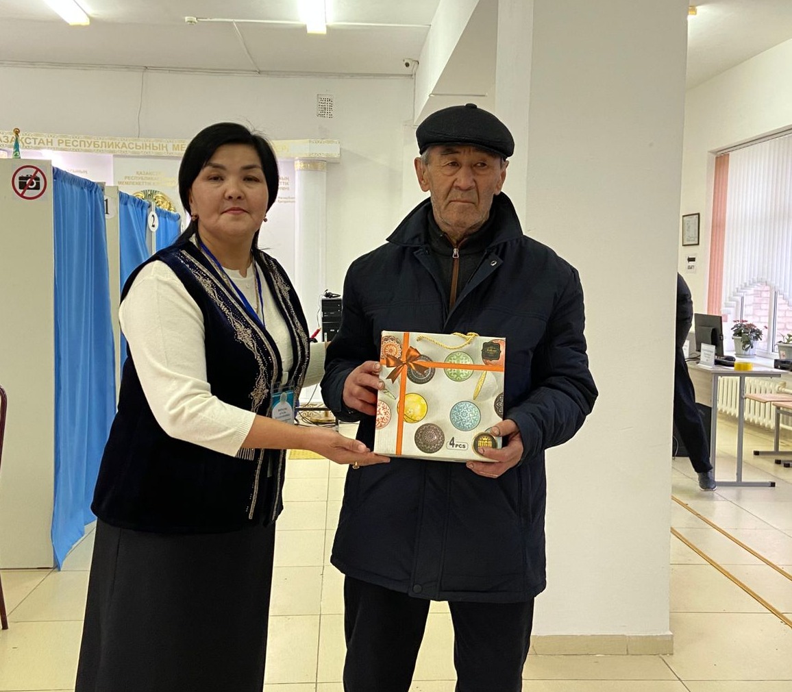 Барлық референдум учаскелерінде алғашқы дауыс берушілерге арнайы сыйлықтар берілуде