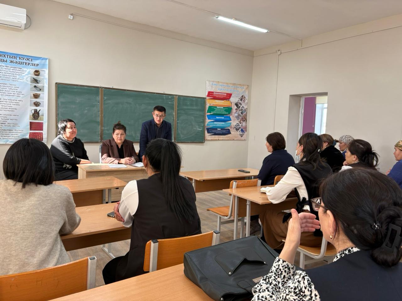 Педагогикалық ұжыммен жұмыс кездесуі