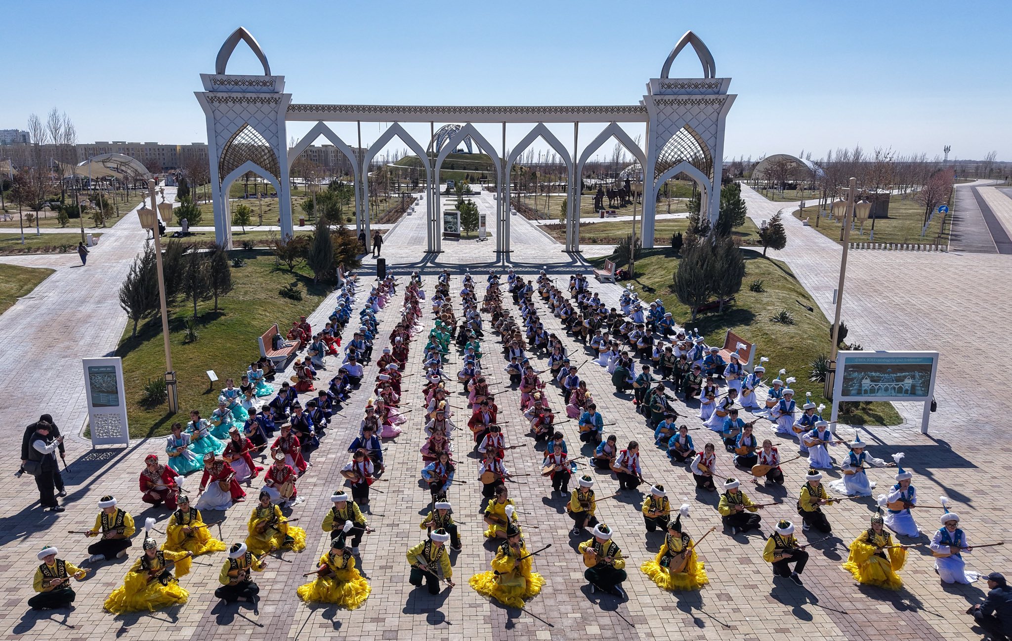 ТҮРКІСТАНДА 500-ДЕН АСТАМ ЖАС ДОМБЫРАШЫ БІР МЕЗЕТТЕ КҮЙ ТАРТТЫ