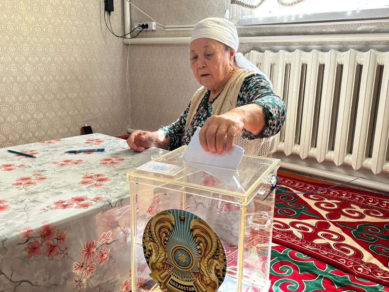 Референдумға келе алмайтын тұрғындар үйден дауыс берді