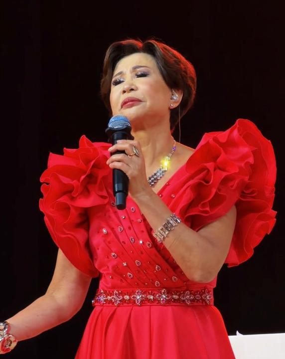 Ақтөбеліктер Роза Рымбаева шырқаған «Әлия» әніне тік тұрып, құрмет көрсетті