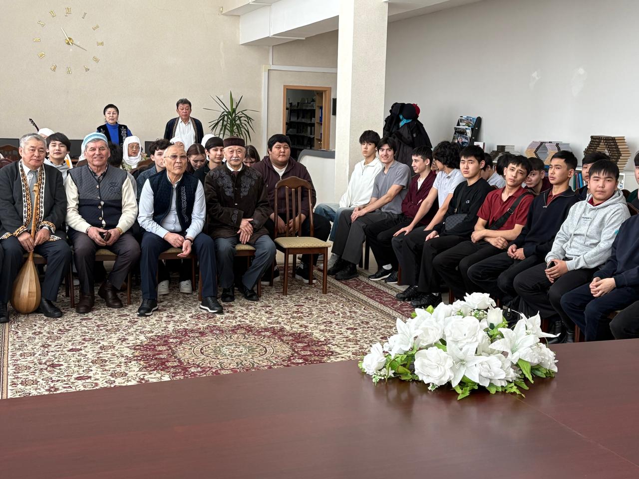 Шаңырақ күні: елордалық зейнеткерлер студенттерге ұлттық дәстүрлер туралы айтып, ақ батасын берді