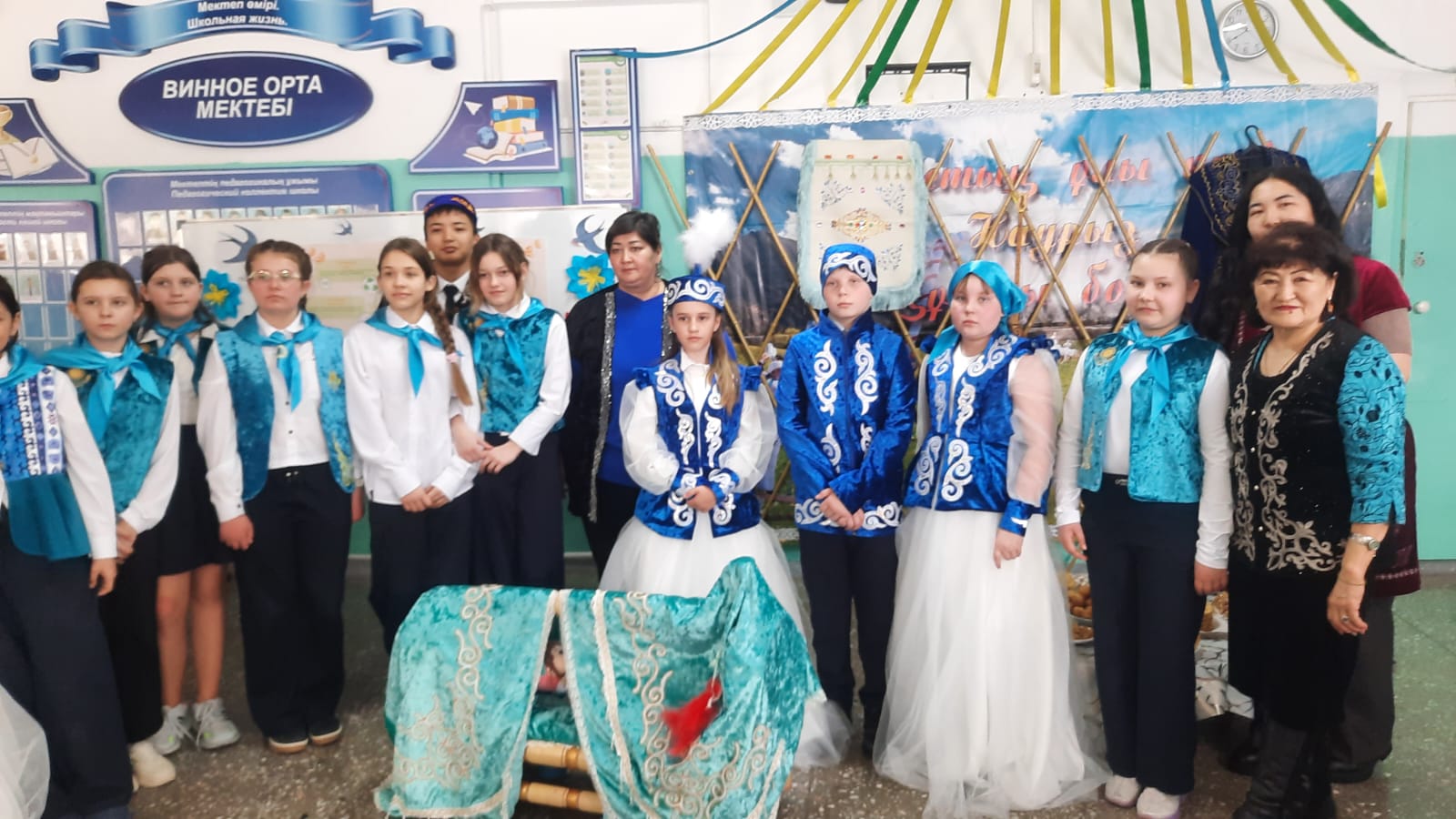 Глубокое ауданы Достық үйінің жанындағы аналар кеңесінің төрайымы Р. Адильбаева Винное орта мектебінде өткен "Ұлттық дәстүр күніне арналған" іс-шараға қатысты