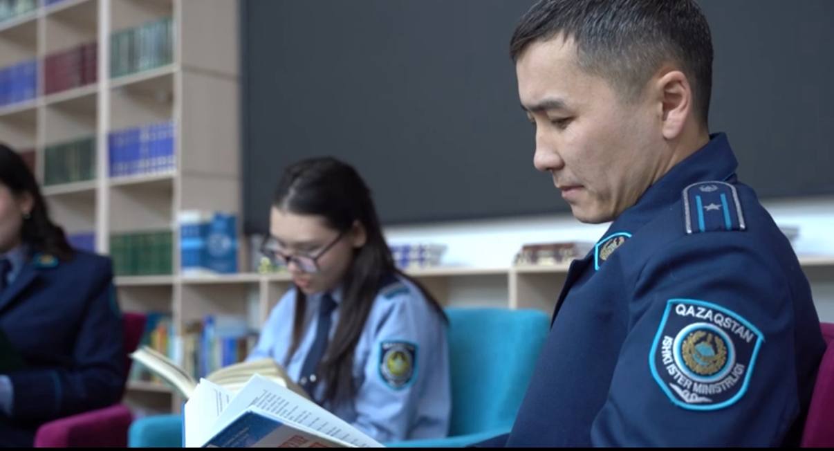 Абай облысында полиция қызметкерлері «Бірге кітап оқиық» акциясына қатысты