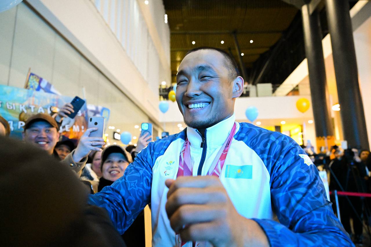 «Қазақстан тарихта тұңғыш рет қысқы Паралимпиадада екі медаль еншіледі» – Ербол Хамитовты әуежайда салтанатты түрде қарсы алды