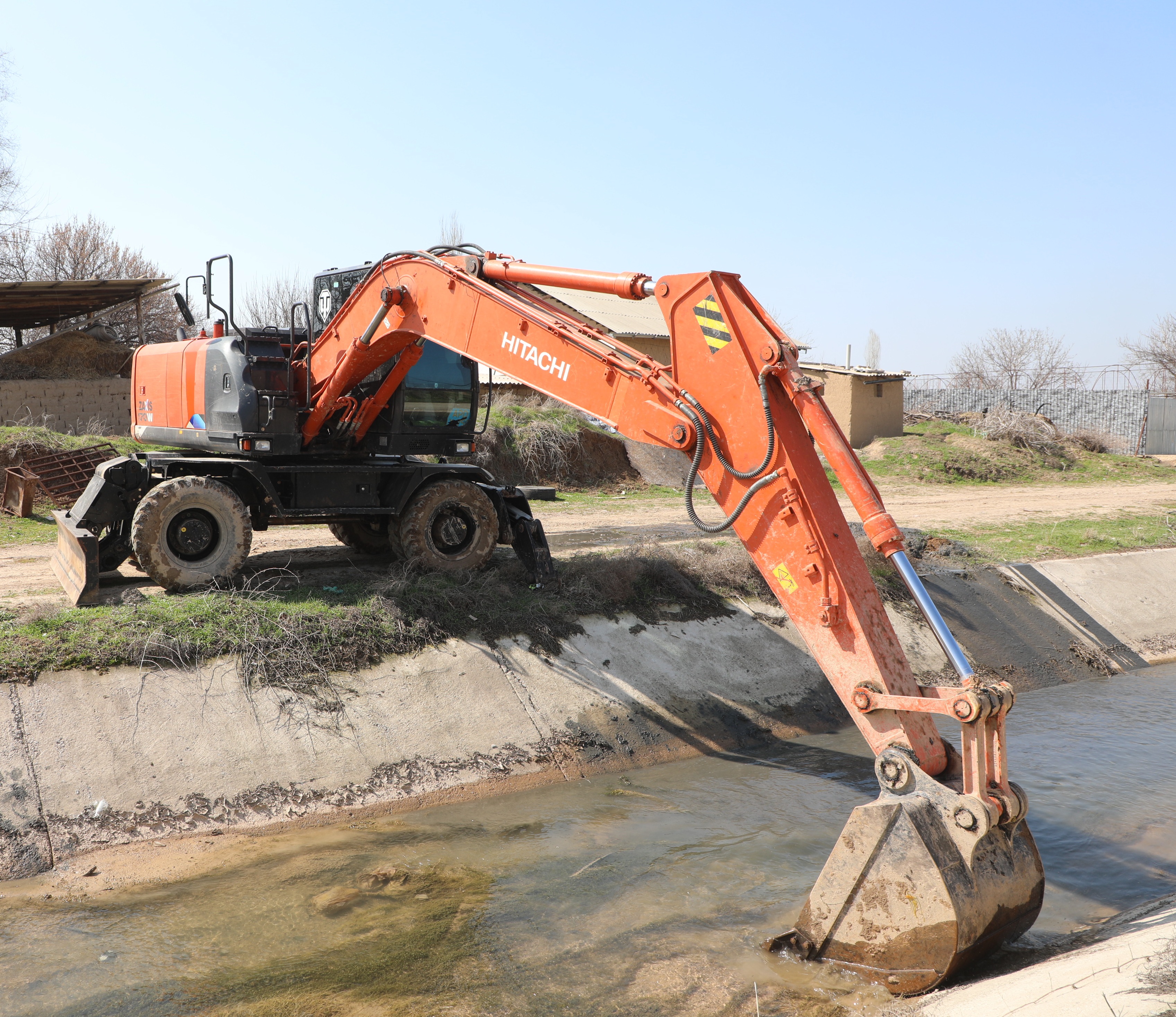 В САРЫАГАШСКОМ РАЙОНЕ ПОЭТАПНО ПРОВОДИТСЯ ОЧИСТКА ВОДНЫХ КАНАЛОВ