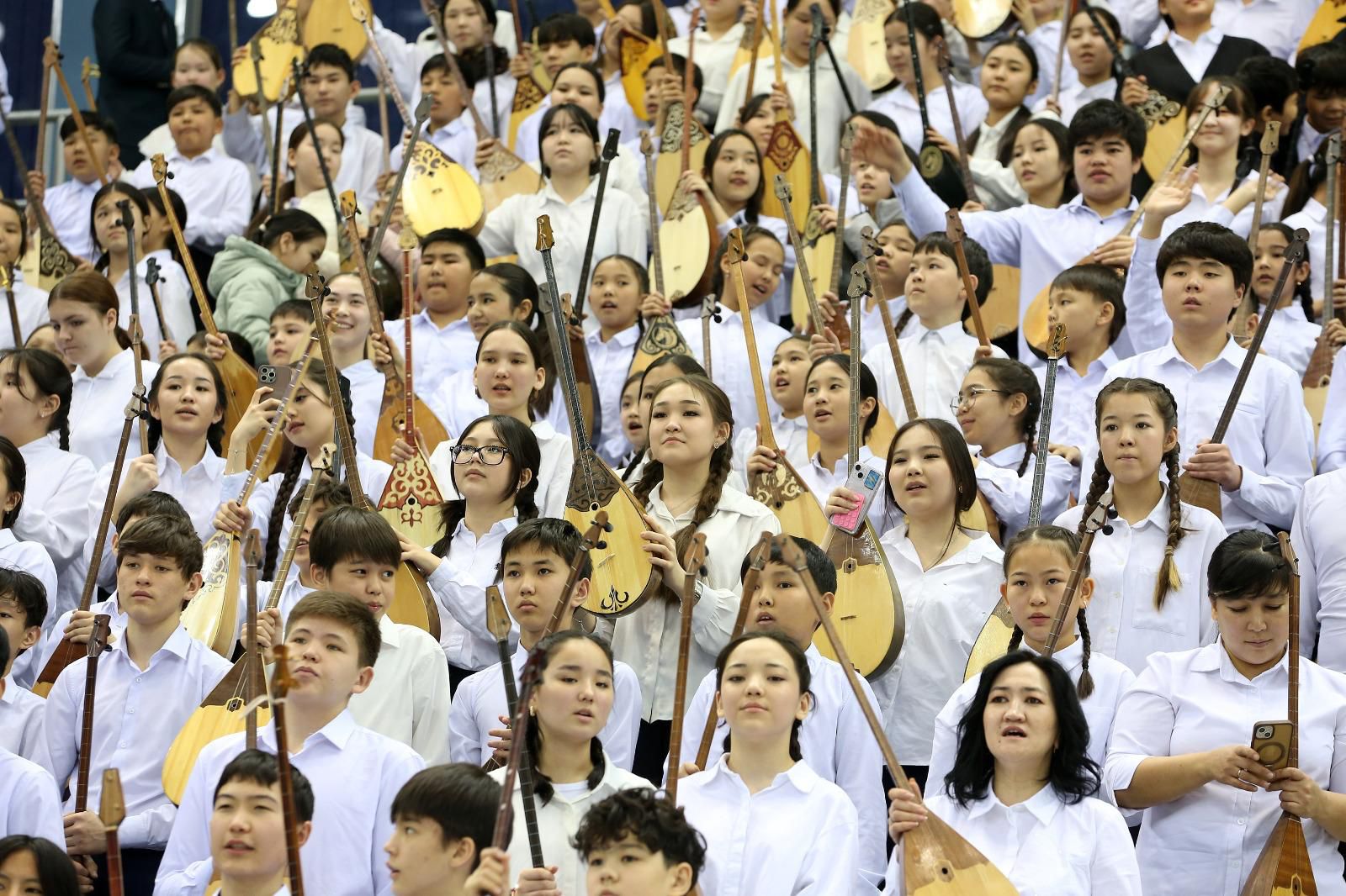 Алматыда 11 500 домбырашы Наурыз мейрамының құрметіне ұлттық рекорд орнатты