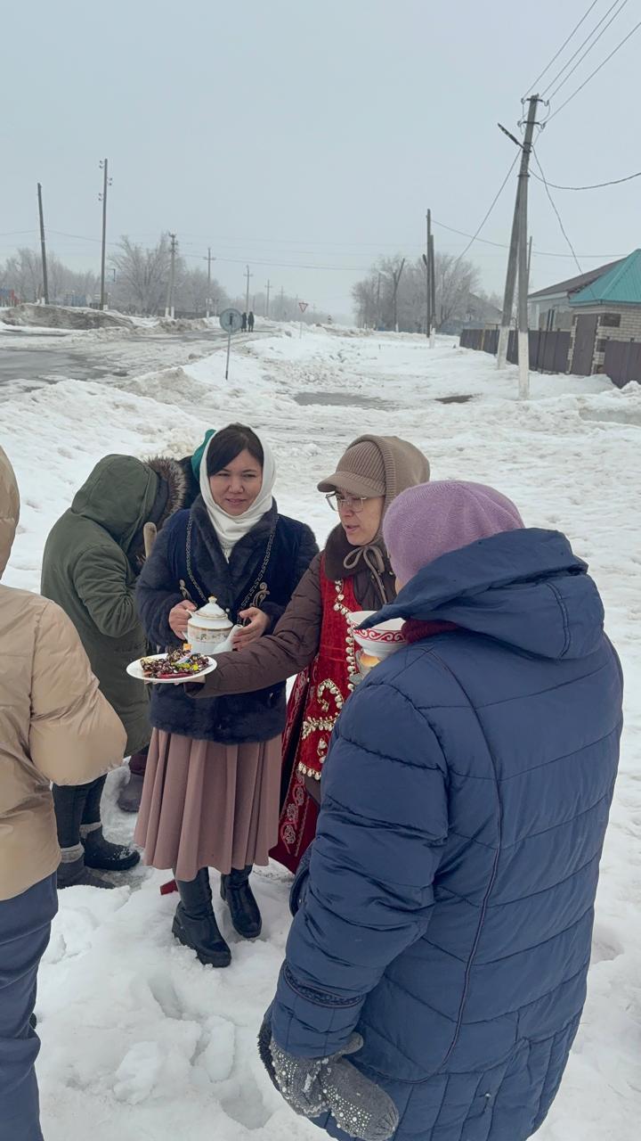 Үшқұдық ауылдық округі әкімшілігі ақылы қоғамдық жұмысшыларға салқын күндері ыстық шәй ұсынып, олардың еңбегіне деген құрметі мен қамқорлығын көрсетті.