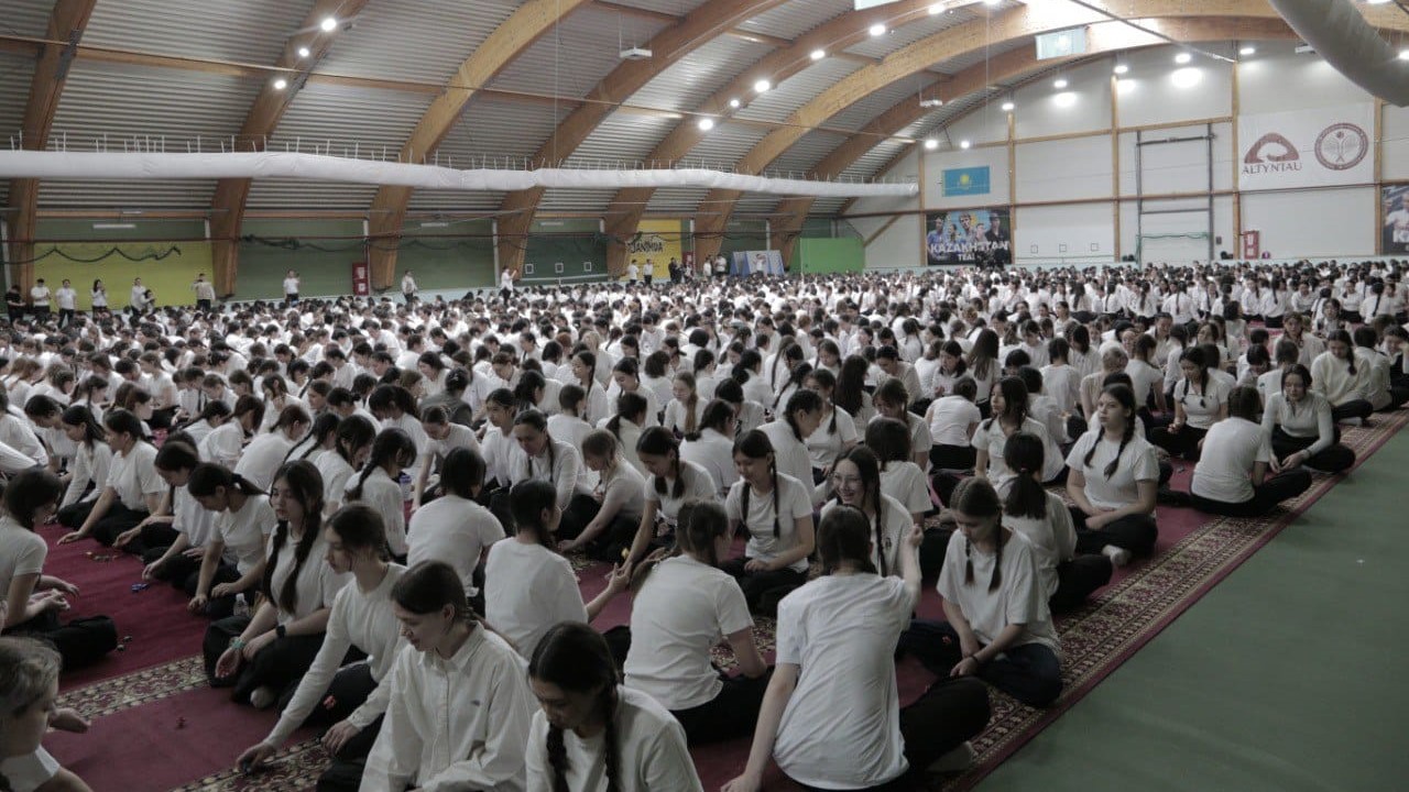 Наурыз рухы: Көкшетауда 1500 оқушы бір мезетте «Бес асық» ойнап, тарихи сәтке куә болды