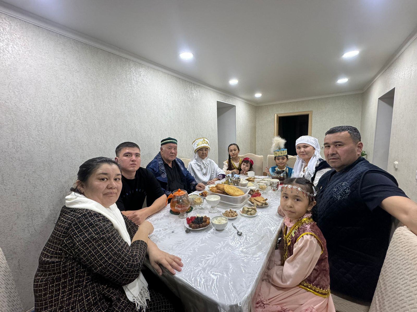 17 наурыз – Наурызнама онкүндігі аясындағы ерекше күндердің бірі – Шаңырақ күні. Бұл мереке – отбасы құндылықтарын дәріптеп, ұрпақтар сабақтастығын нығайтатын, береке мен бірліктің символына айналған маңызды күн