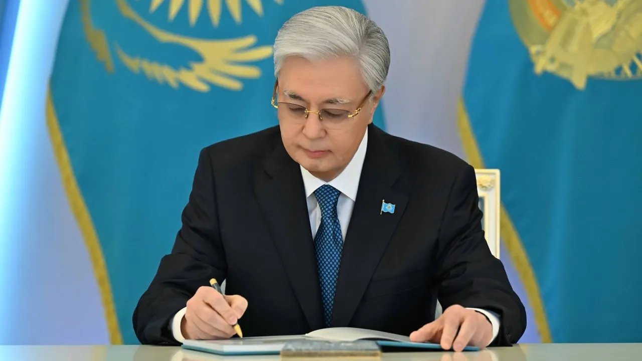 Президент Қазақстанның жаңа Конституциясын іске асыру жөніндегі шаралар туралы Жарлыққа қол қойды