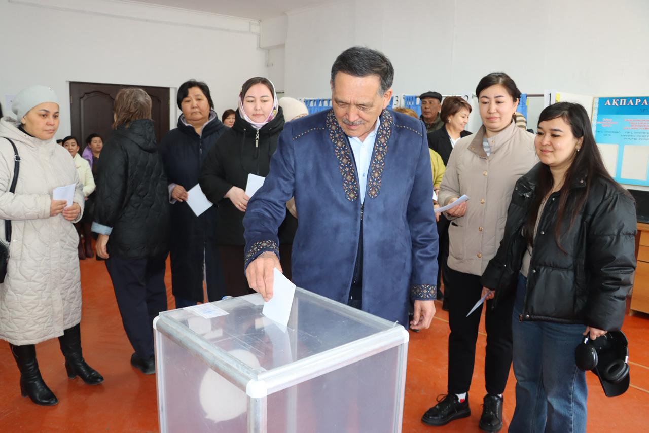 Аудан әкімі республикалық референдумда дауыс берді