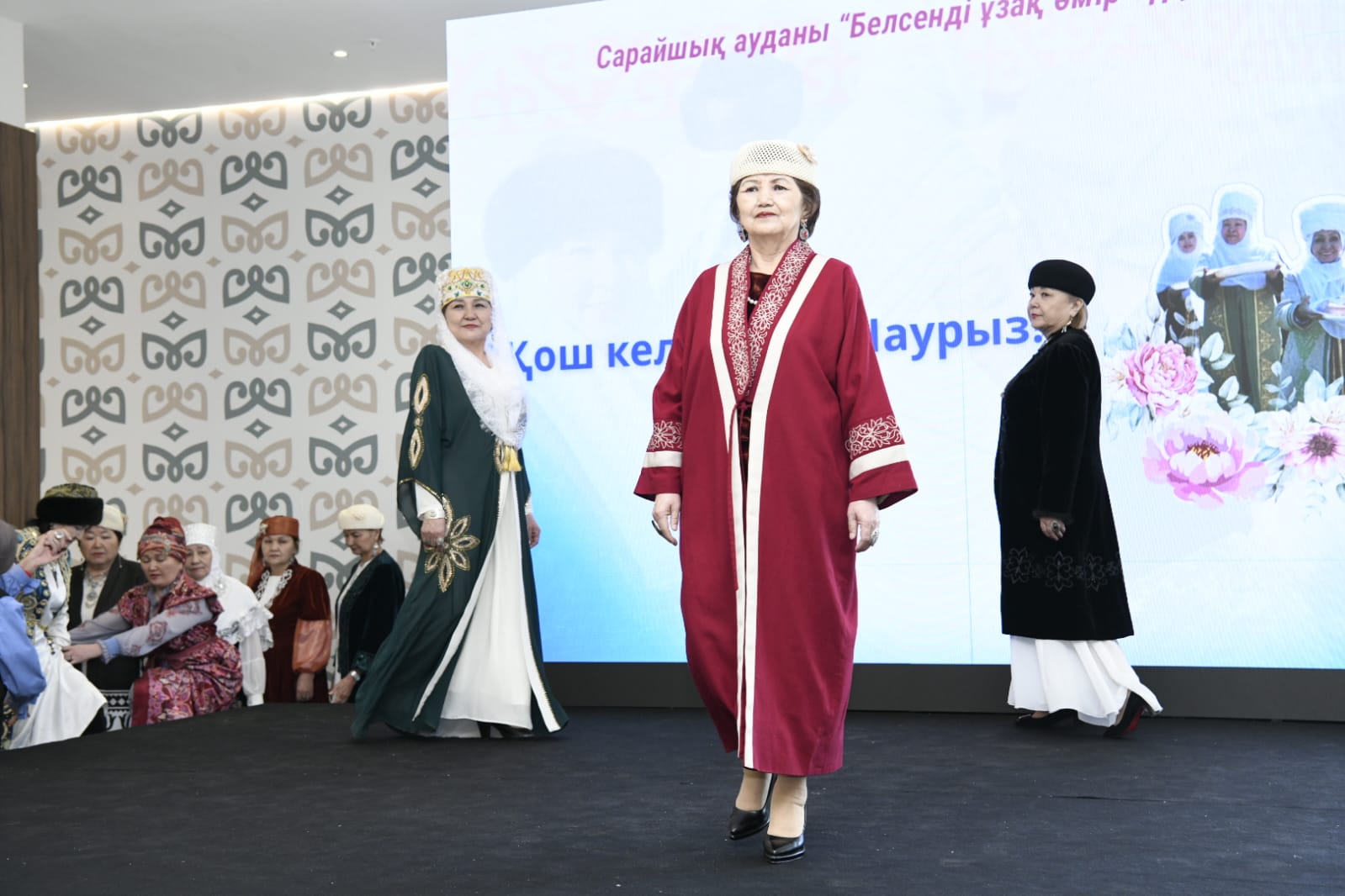 Астанада зейнеткерлер ұлттық киімдердің көрінісін өткізді