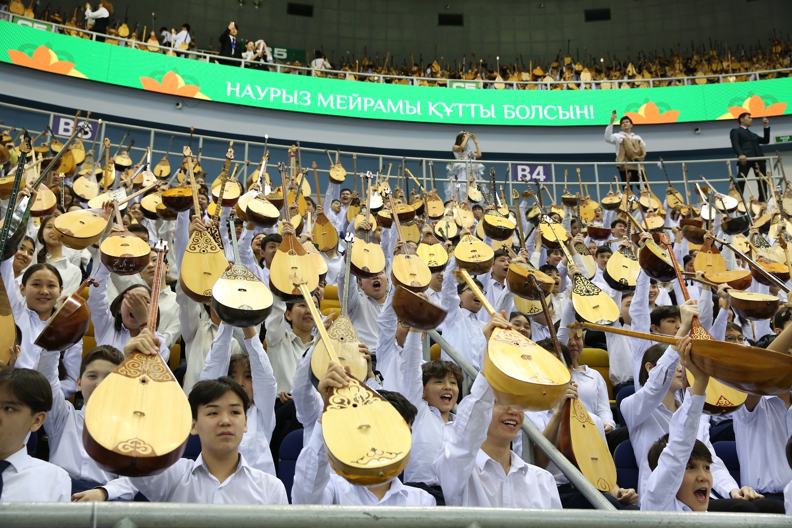 Алматының 11 500 домбырашысы Наурыз мейрамы құрметіне ұлттық рекорд орнатты