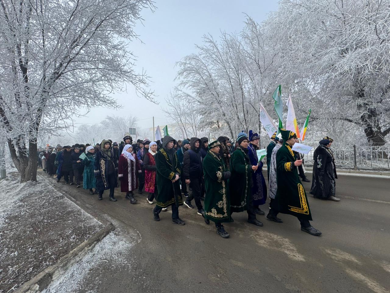 18 НАУРЫЗ – ҰЛТТЫҚ КИІМ КҮНІ: ХРОМТАУДА 1000-ҒА ЖУЫҚ АДАМ ҚАТЫСҚАН ШЕРУ ӨТТІ