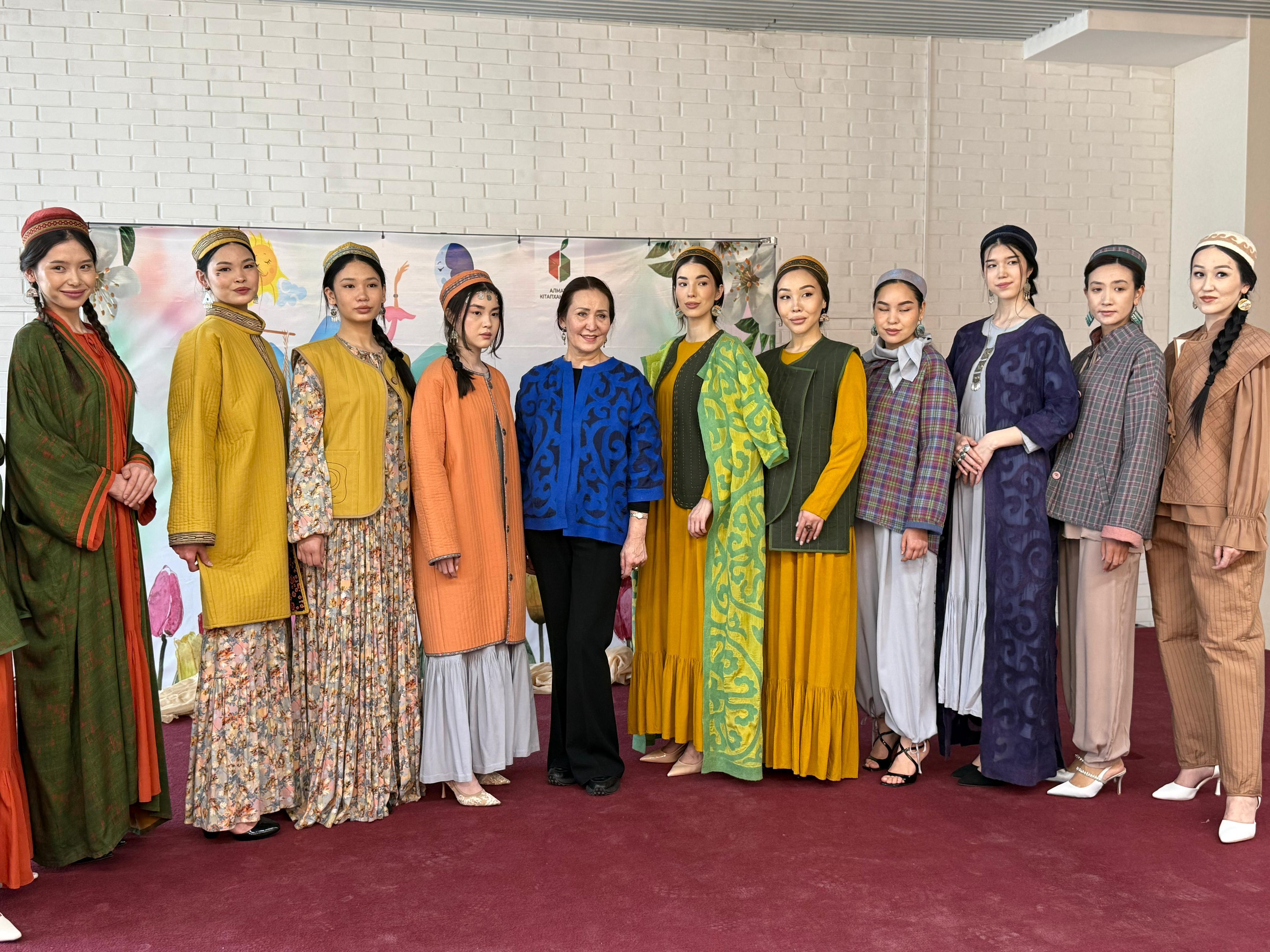 Алматыда Ұлттық киім күніне орай сән көрсетілімдері өтті