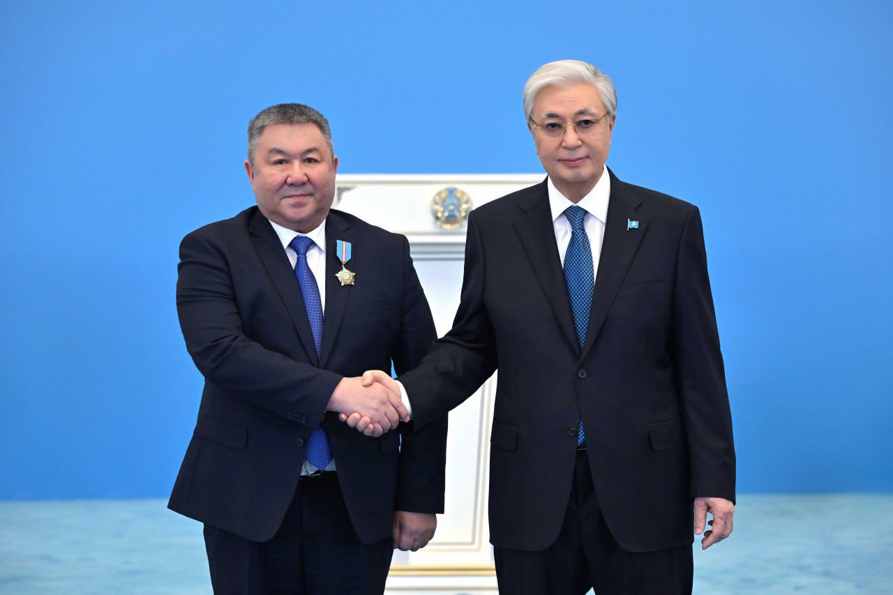 Президент Ақмола облыстық мәслихат төрағасына мемлекеттік награда табыстады