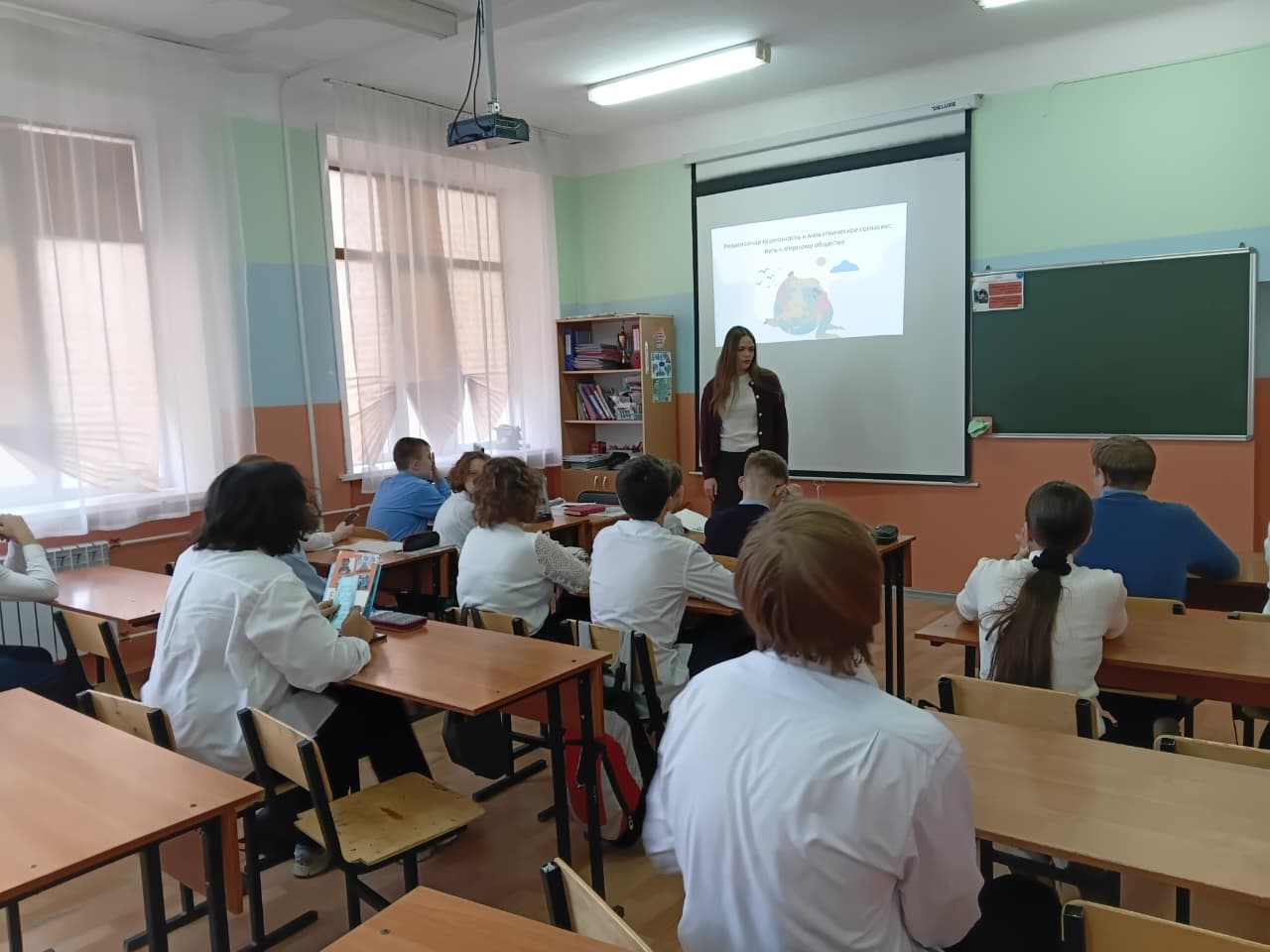 Мектеп оқушыларымен кездесу