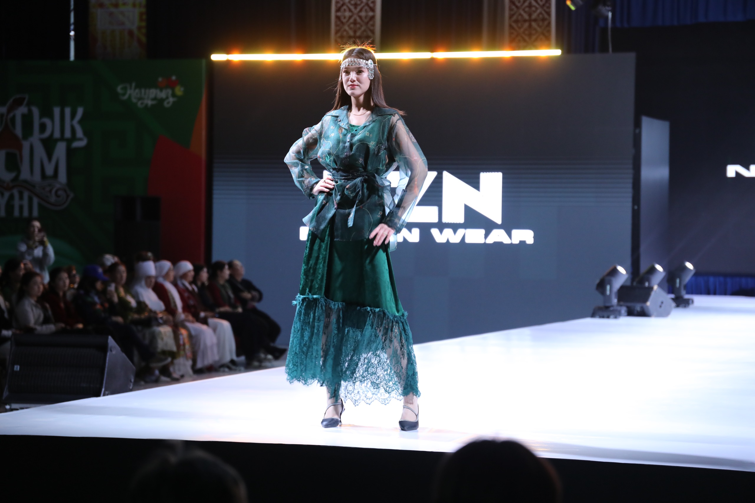 ШЫМКЕНТТЕ ҰЛТТЫҚ КИІМ ДИЗАЙНЕРЛЕРІНІҢ СӘНДІК ДЕФИЛЕСІ ӨТТІ