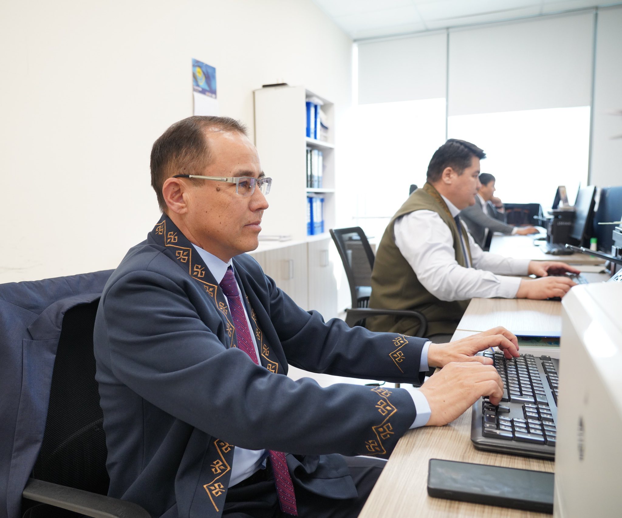 НАУРЫЗНАМА: ТҮРКІСТАН ОБЛЫСЫНЫҢ МЕМЛЕКЕТТІК ҚЫЗМЕТШІЛЕРІ ЖҰМЫСҚА ҰЛТТЫҚ КИІММЕН КЕЛДІ